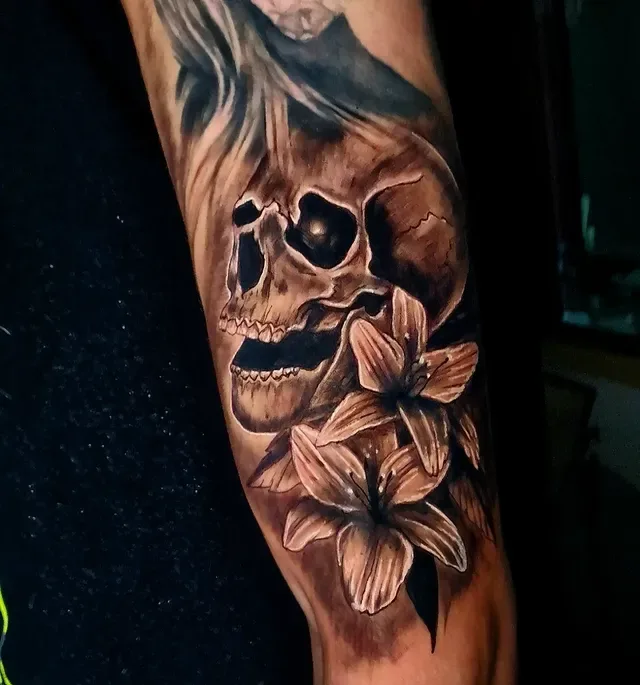 Calavera entre lirios — Realismo, Gemelo