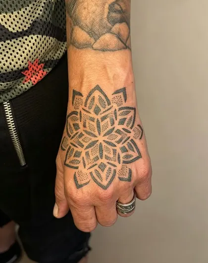 Rueda en la mano — Dorso de la mano