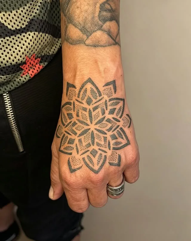Rueda en la mano — Mandala y puntillismo, Dorso de la mano