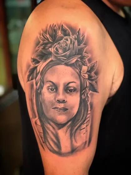 Mujer entre rosas — Hombro